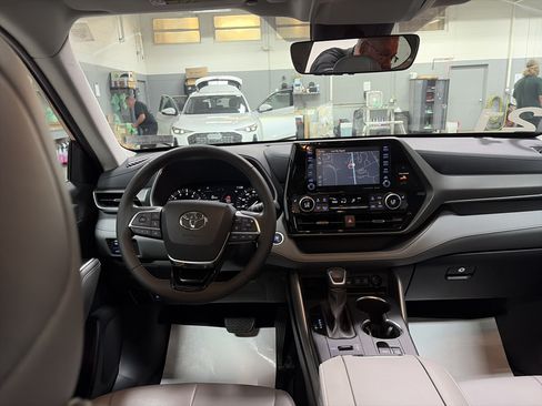 Used 2021 Toyota Highlander XLE AWD/4WD image 29