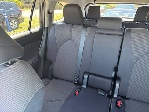 Used 2025 Toyota Highlander LE FWD image 43