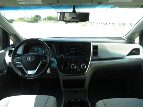 Used 2016 Toyota Sienna LE FWD image 11