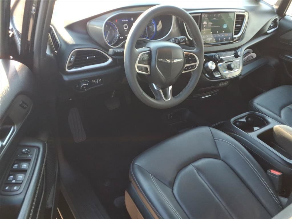 Used 2025 Chrysler Pacifica Select FWD image 18