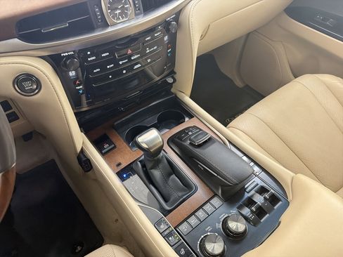 Used 2019 Lexus LX 570 4WD w/ Luxury Package image 17