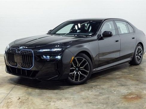 Used 2025 BMW i7 xDrive60 w/ Executive Package image 11