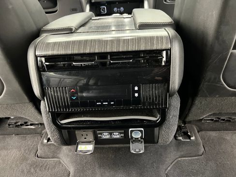 Used 2024 Jeep Wagoneer Series II w/ Flexible Seating Group image 24