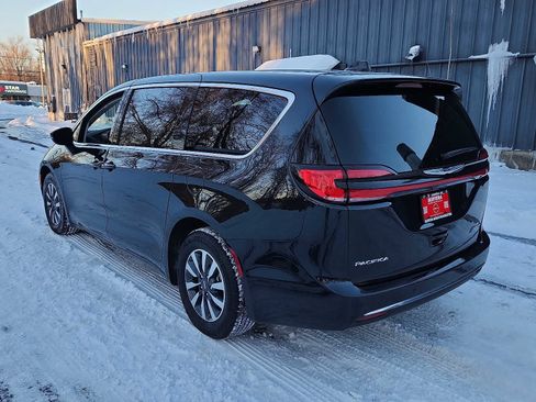 Used 2024 Chrysler Pacifica Select image 6