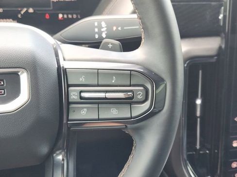 Used 2025 GMC Yukon AT4 AWD/4WD image 29
