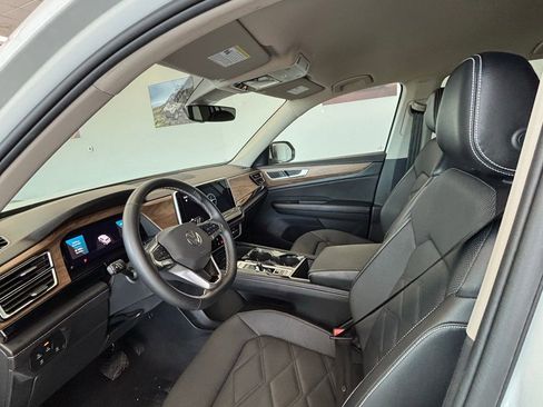 Used 2024 Volkswagen Atlas SE image 3