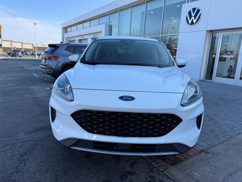 Used 2020 Ford Escape SE image 2
