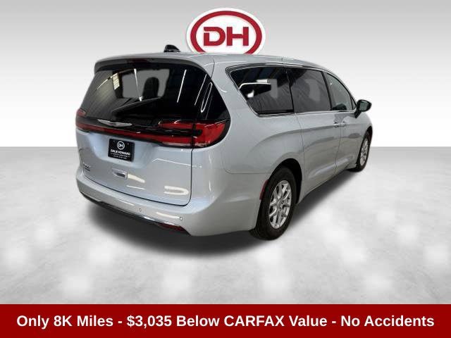 Used 2024 Chrysler Pacifica Touring-L FWD image 8