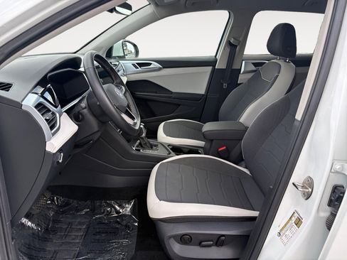 Used 2025 Volkswagen Taos SE image 19