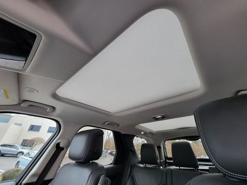 Used 2024 Land Rover Discovery S image 38