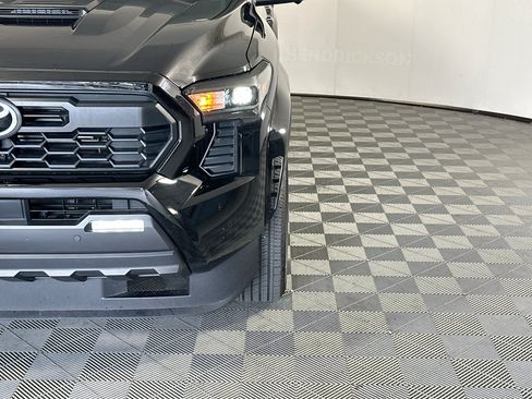 Used 2025 Toyota Tacoma TRD Sport w/ TRD Sport Premium Package RWD image 9