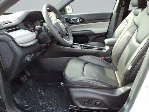 Used 2025 Jeep Compass Limited image 24