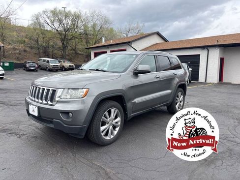 Used 2013 Jeep Grand Cherokee Laredo image 1