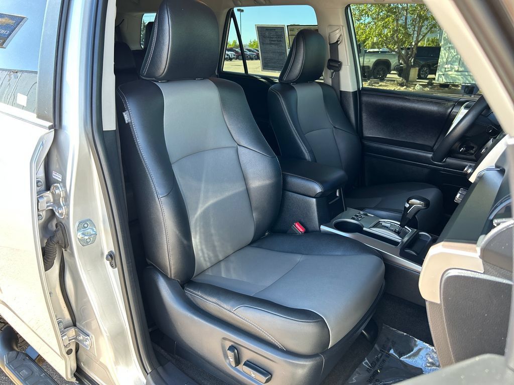 Used 2020 Toyota 4Runner SR5 Premium AWD/4WD image 17