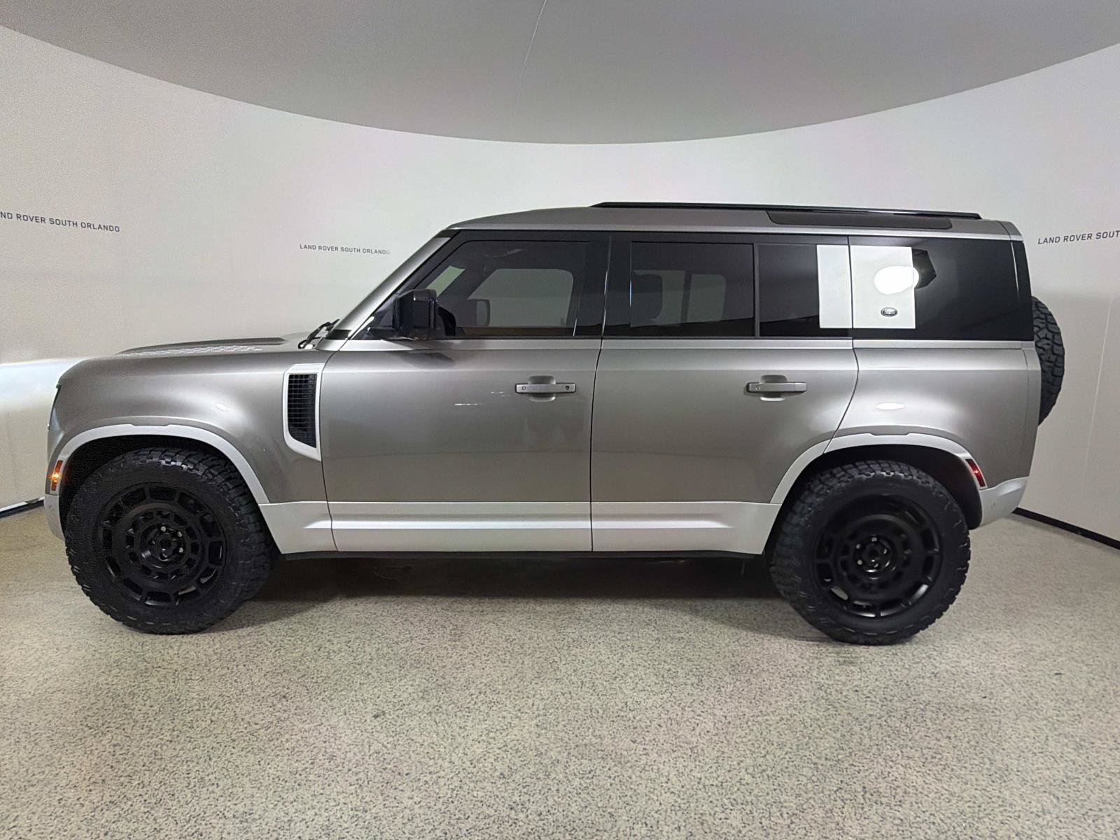 Used 2023 Land Rover Defender 110 SE AWD/4WD image 2