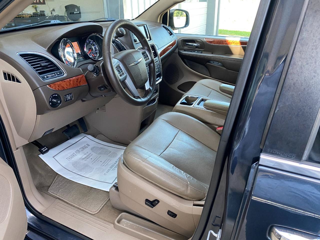 Used 2014 Chrysler Town & Country Touring-L w/ Driver Convenience Group FWD image 13