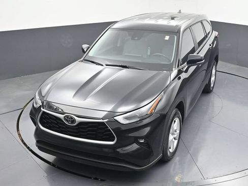 Used 2023 Toyota Highlander LE FWD image 39