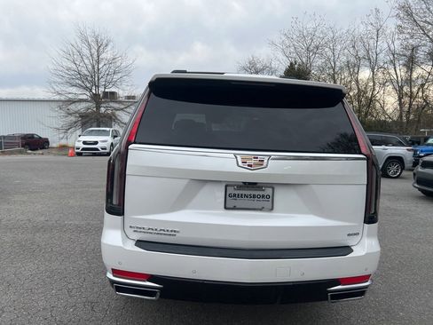 Used 2022 Cadillac Escalade Premium Luxury image 4