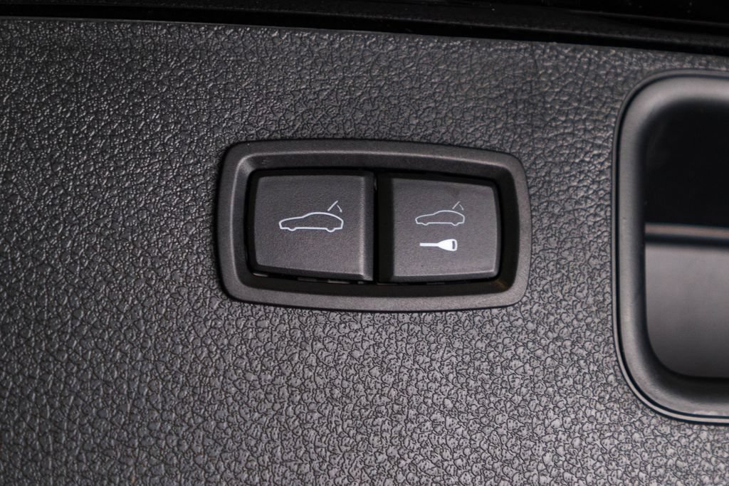 Certified 2024 Porsche Macan S AWD/4WD image 40