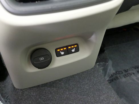 Used 2024 Volvo XC40 B5 Plus w/ Climate Package image 39