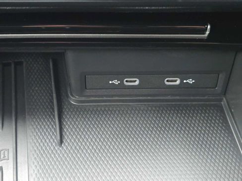 Used 2025 Volkswagen Atlas Cross Sport SE image 31