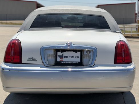 Used 2002 Lincoln Town Car Signature RWD image 7
