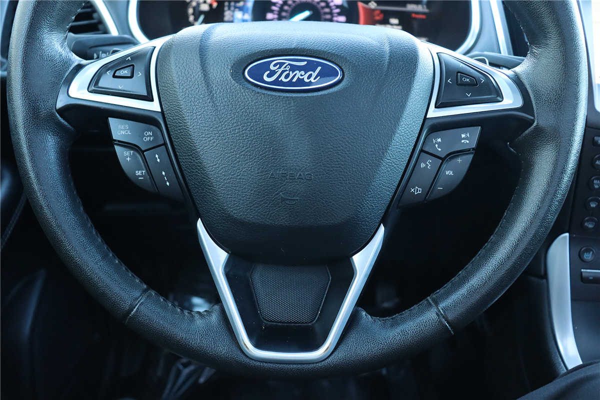 Used 2018 Ford Edge Titanium w/ Equipment Group 302A FWD image 40