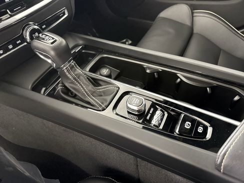 Used 2019 Volvo S60 T6 R-Design image 23