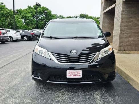 Used 2016 Toyota Sienna LE FWD image 2