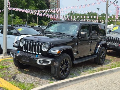 Used 2022 Jeep Wrangler Unlimited Sahara w/ Cold Weather Group AWD/4WD image 2