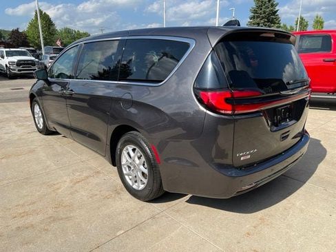 Used 2023 Chrysler Pacifica Touring-L FWD image 4