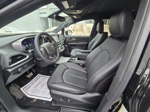 New 2026 Chrysler Pacifica Select image 2