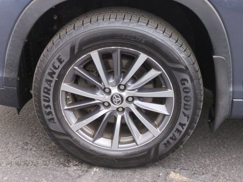Used 2018 Toyota Highlander XLE AWD/4WD image 39