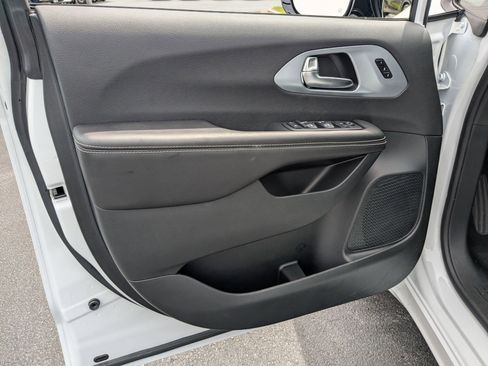 New 2026 Chrysler Pacifica Limited FWD image 10