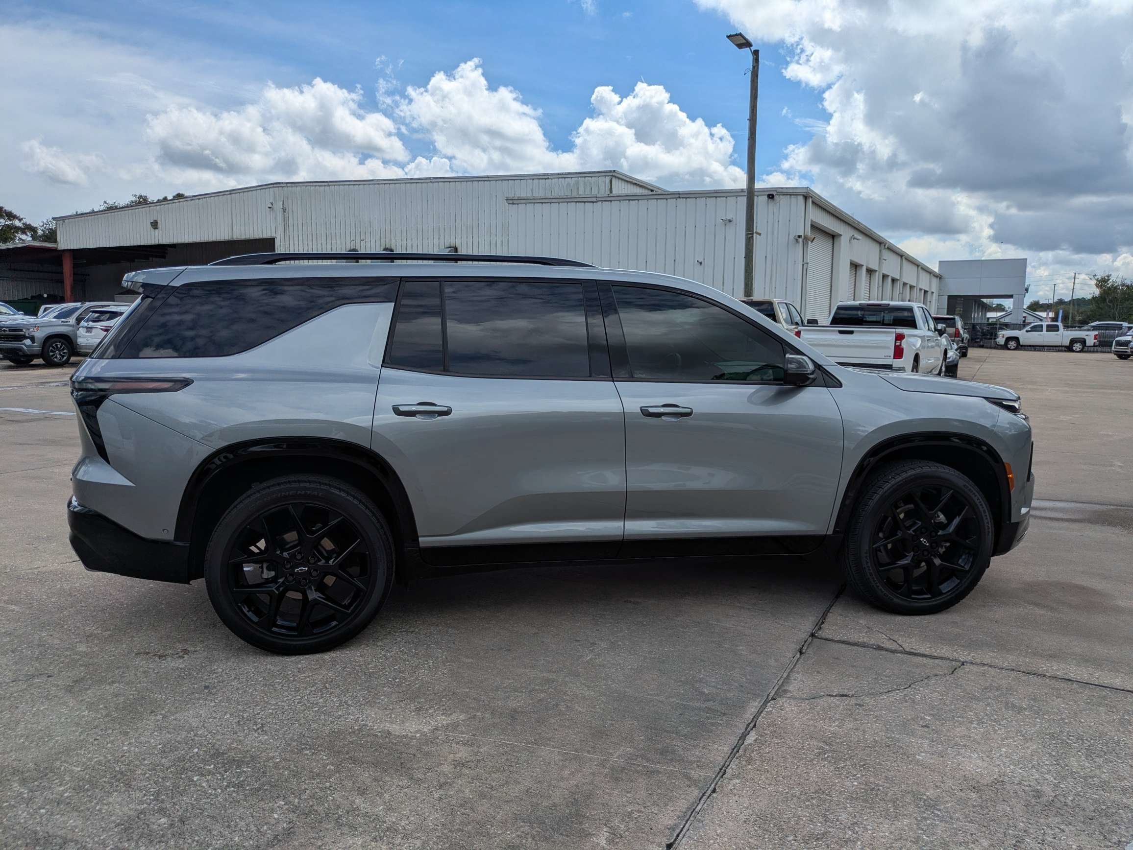Used 2024 Chevrolet Traverse RS FWD image 27
