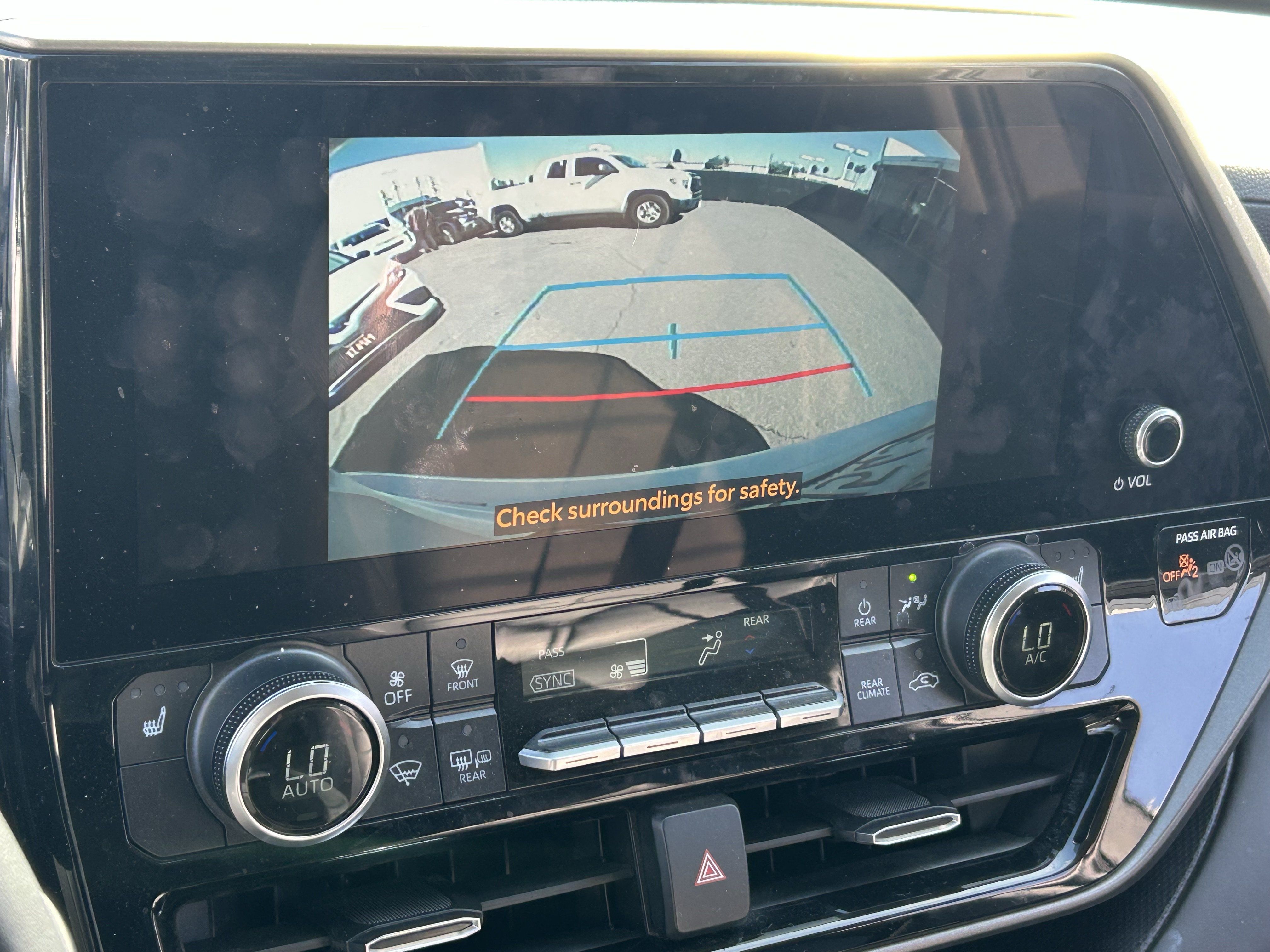 Used 2024 Toyota Highlander XLE FWD image 7