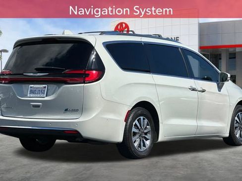 Used 2021 Chrysler Pacifica Touring-L FWD image 4
