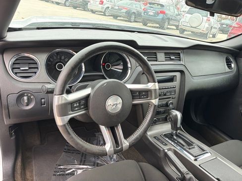 Used 2014 Ford Mustang Convertible image 9