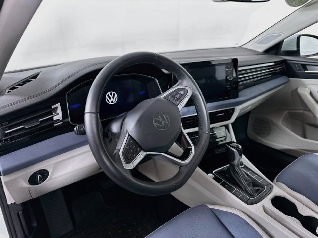 Used 2025 Volkswagen Jetta SE FWD image 11