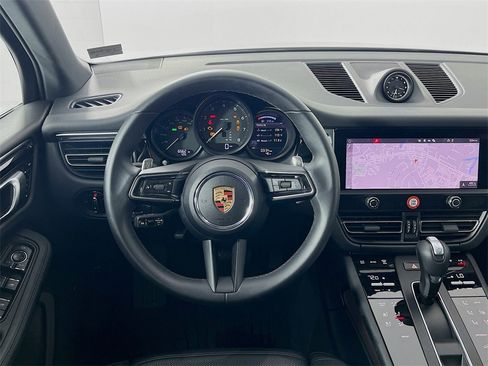 Certified 2025 Porsche Macan image 21