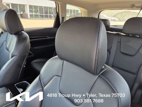 Certified 2025 Kia Telluride LX FWD image 17