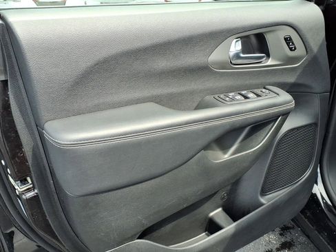 Used 2025 Chrysler Pacifica Select FWD image 10