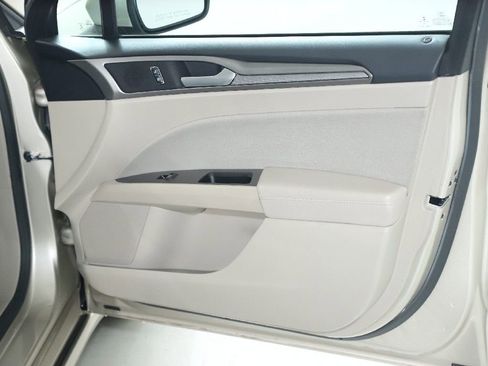 Used 2017 Ford Fusion SE w/ Fusion SE Technology Package image 32