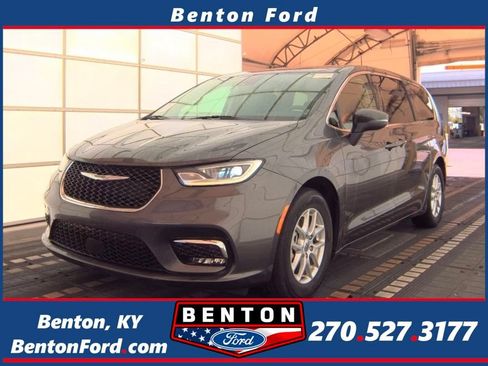 Used 2023 Chrysler Pacifica Touring-L FWD image 1