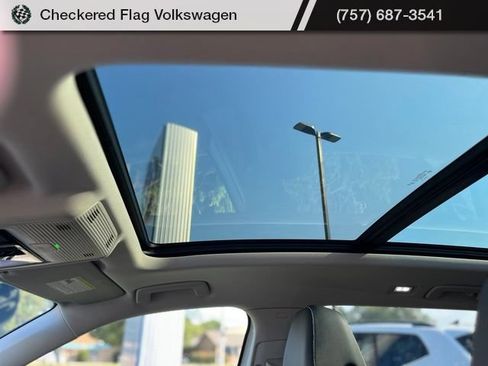 Used 2025 Volkswagen Tiguan SE AWD/4WD image 22