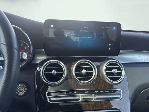 Used 2021 Mercedes-Benz GLC 300 4MATIC image 17