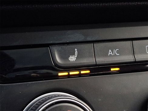 Certified 2022 Volkswagen Taos SE w/ Panoramic Sunroof Package image 25