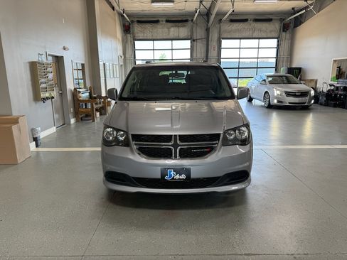 Used 2016 Dodge Grand Caravan SXT FWD image 3