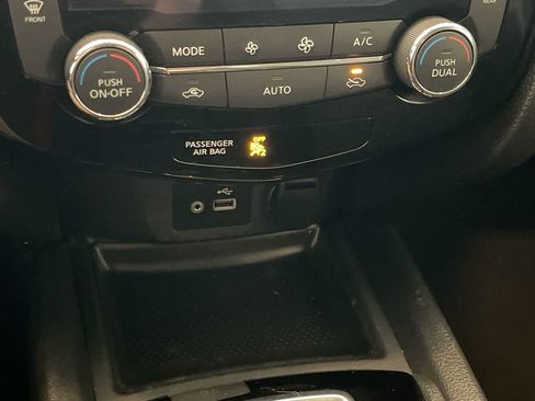 Used 2018 Nissan Rogue SV AWD/4WD image 18