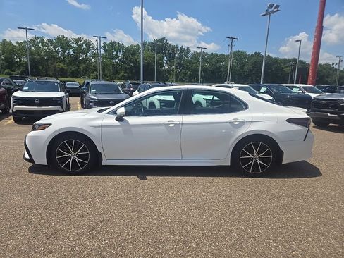 Used 2023 Toyota Camry SE FWD image 4